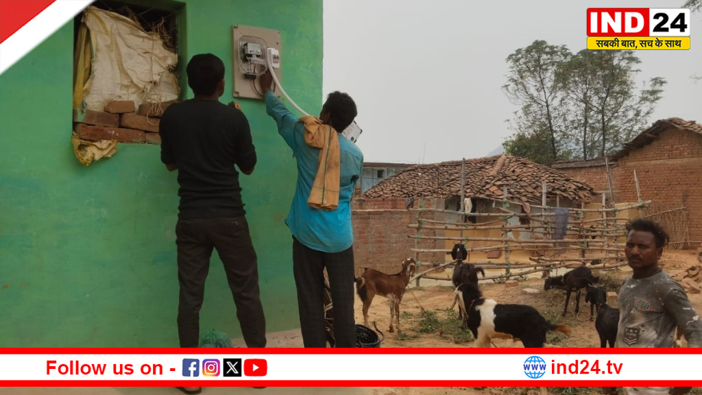 दशकों बाद अंधेरे से आज़ाद हुआ पहाड़ कोठी गांव, सरपंच विश्वनाथ और शिक्षक गोविंद चौरसिया की मेहनत लाई रोशनी