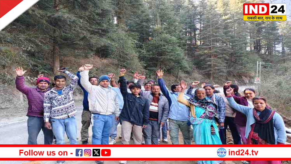 लोहाघाट में स्कवर निर्माण रोके जाने पर ग्रामीणों का एनएच विभाग के खिलाफ प्रदर्शन