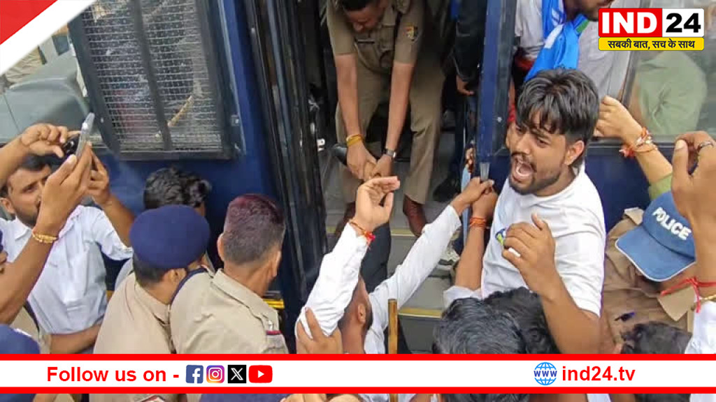 लोहाघाट डिग्री कॉलेज सड़क की बदहाली पर एनएसयूआई का प्रदर्शन, उग्र आंदोलन की चेतावनी