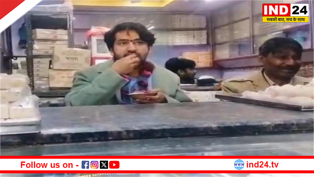 आधी रात मिठाई की दुकान पर पहुंचे बाबा बागेश्वर: गद्दी पर बैठकर लगाई आवाज—‘बर्फी ले लो, लड्डू ले लो’