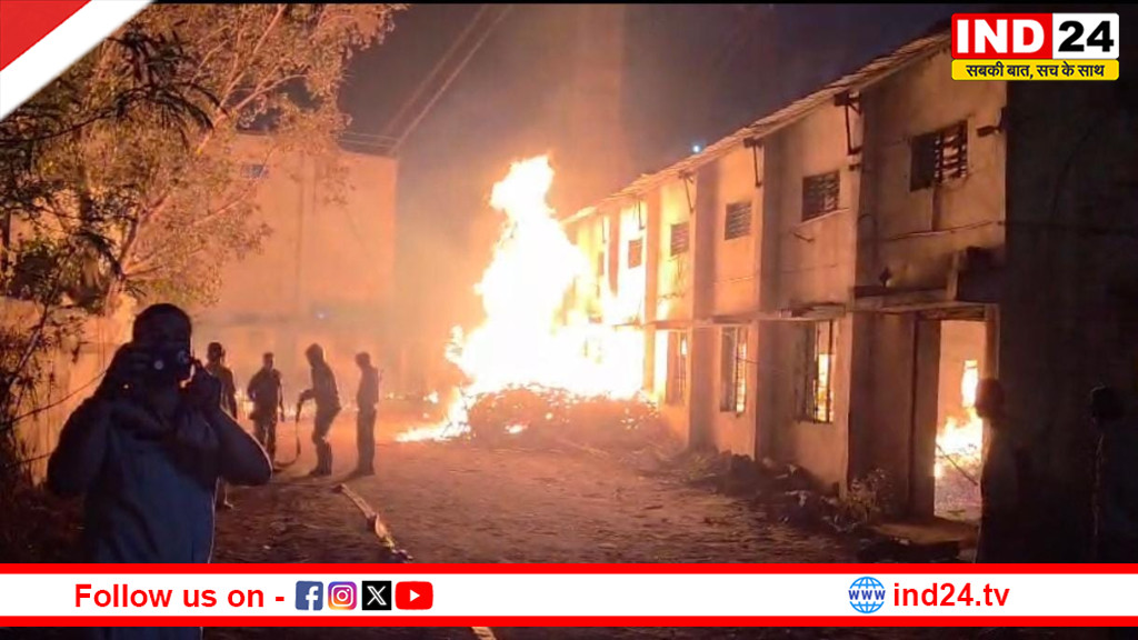 रायपुर : उरला की लकड़ी फैक्ट्री में भीषण आग, ट्रैक्टर-मशीनें जलीं, 2 कर्मचारी सुरक्षित निकाले