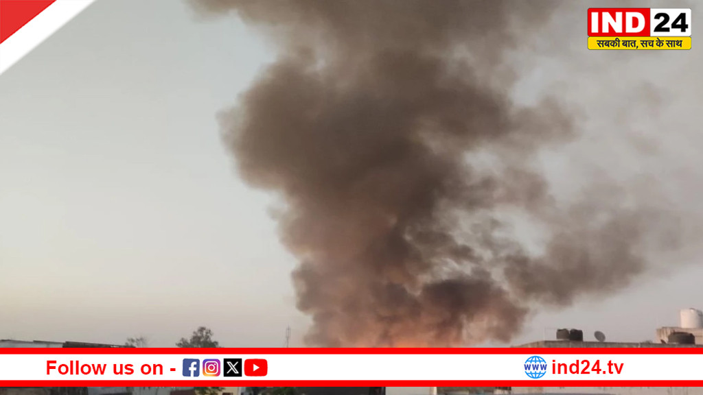इंदौर के एयरपोर्ट परिसर में सूखी झाडि़यों में लगी भीषण आग, दूर तक दिखीं लपटें