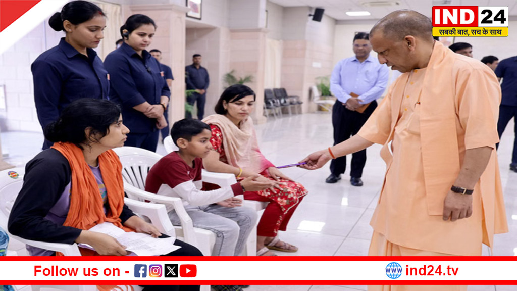 Janata Darshan: सीएम योगी ने बच्चे को दी सलाह, किताबें पढ़ो और सोशल मीडिया कम इस्तेमाल करो