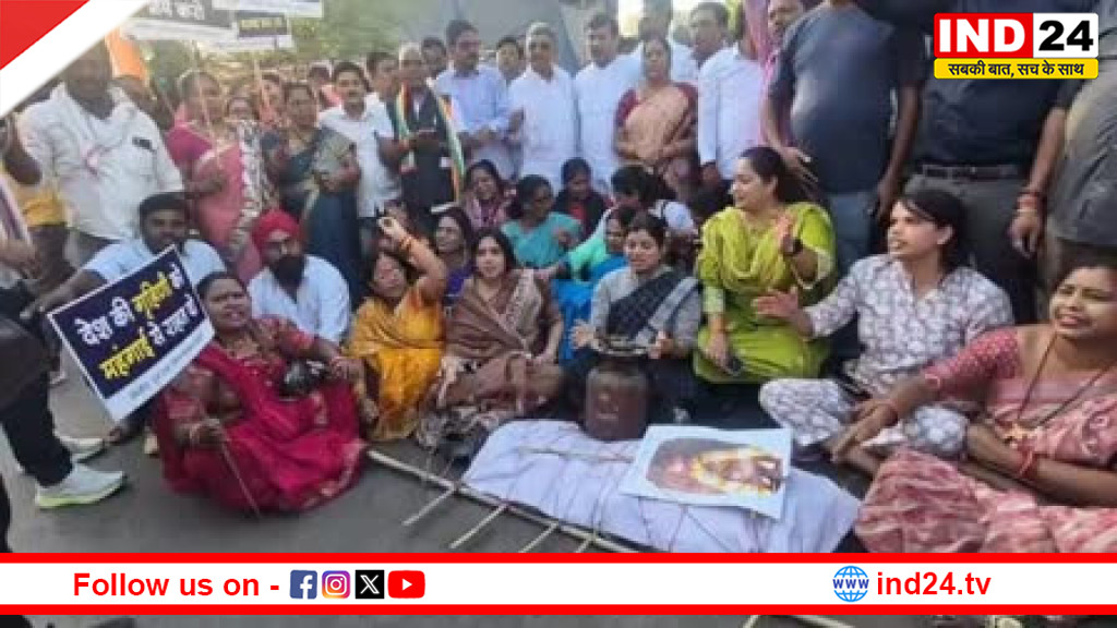 चंपावत में गैस किल्लत और महंगाई के खिलाफ कांग्रेस का प्रदर्शन, भाजपा सरकार का पुतला दहन