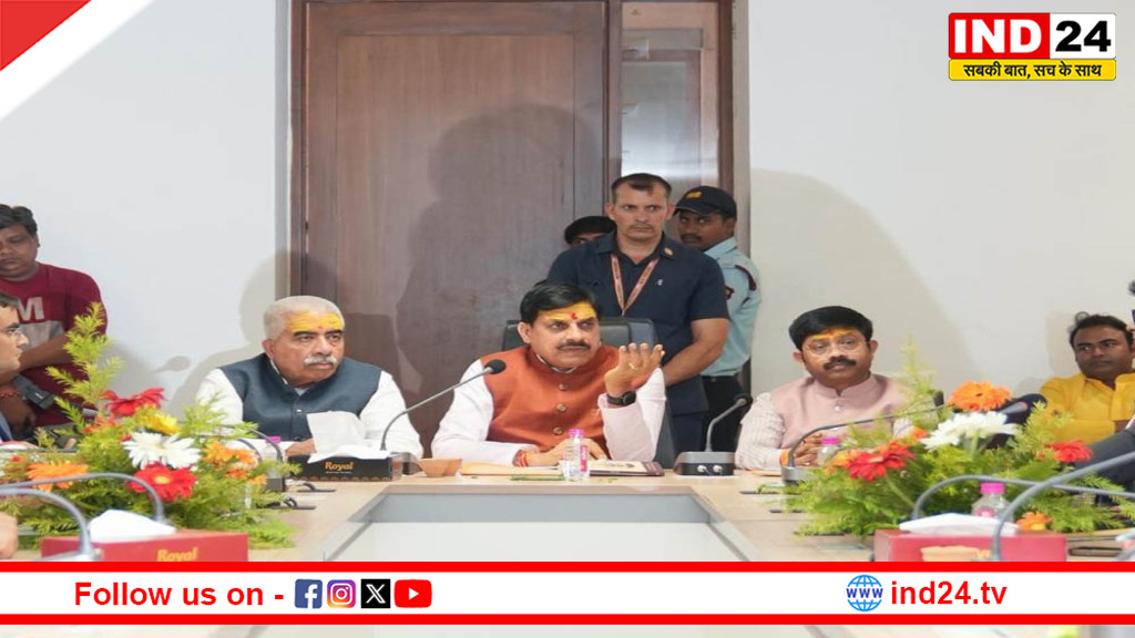 मुख्यमंत्री डॉ. मोहन यादव ने काशी विश्वनाथ मंदिर परिसर में अधिकारियों के साथ मीटिंग की