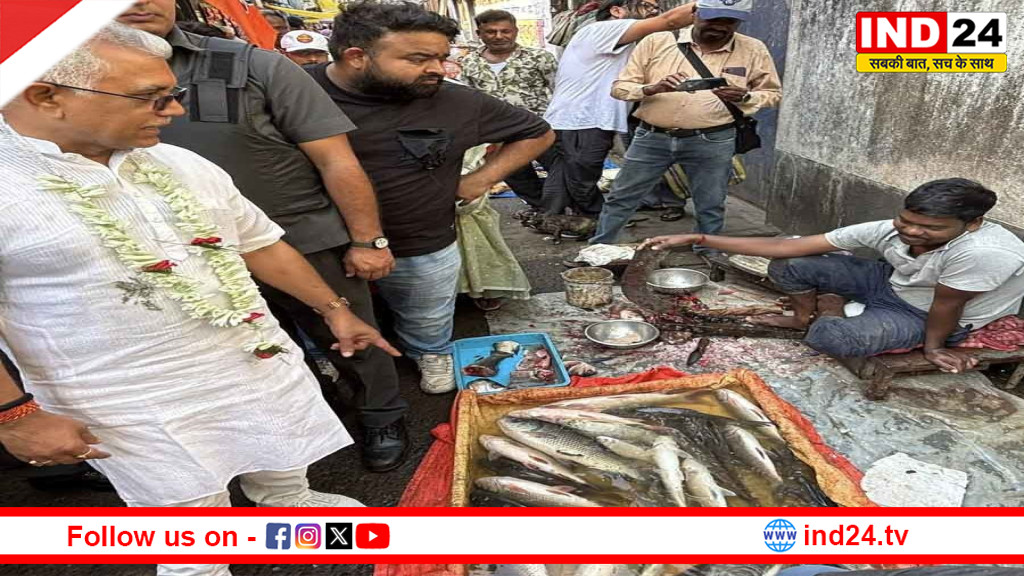  बंगाल चुनाव में 'मछली' की एंट्री; बीजेपी उम्मीदवारों ने हाथ में मछली थामकर ममता को दिया जवाब