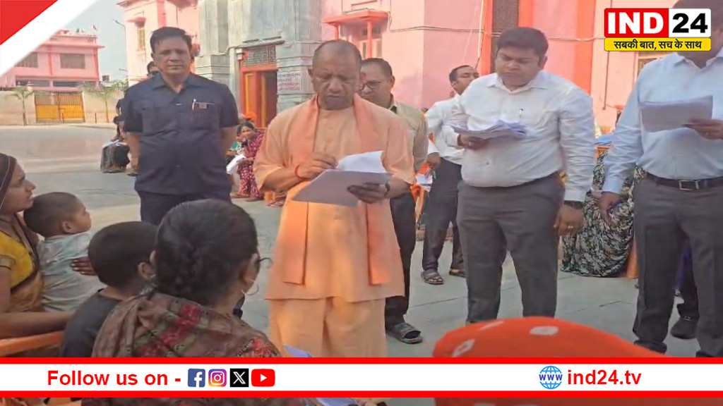 जनता दर्शन में भावुक हुए सीएम योगी, बीमार बच्चे की मां से बोले- ‘घबराइए मत, इलाज में नहीं आने देंगे बाधा’
