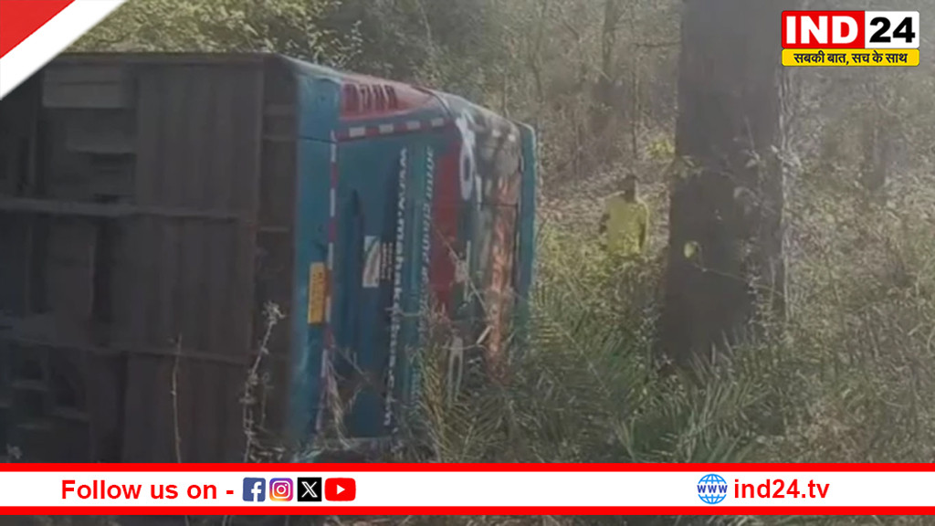 टीकमगढ़ में बस पलटी, 15 यात्री घायल,सभी जिला अस्पताल में भर्ती