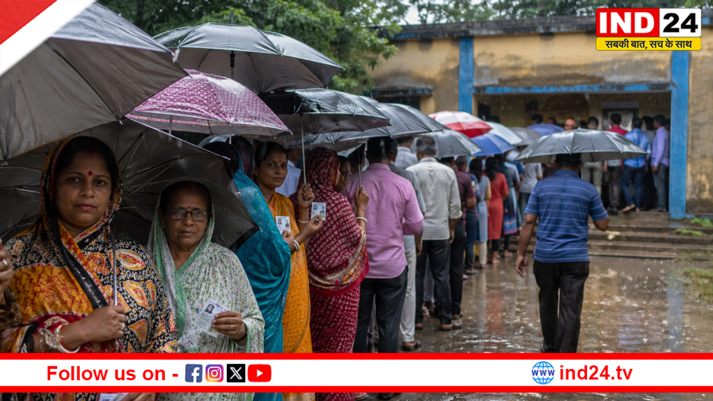 बारिश के बीच लोकतंत्र का उत्सव: दक्षिण बंगाल में छाते तले मतदान
