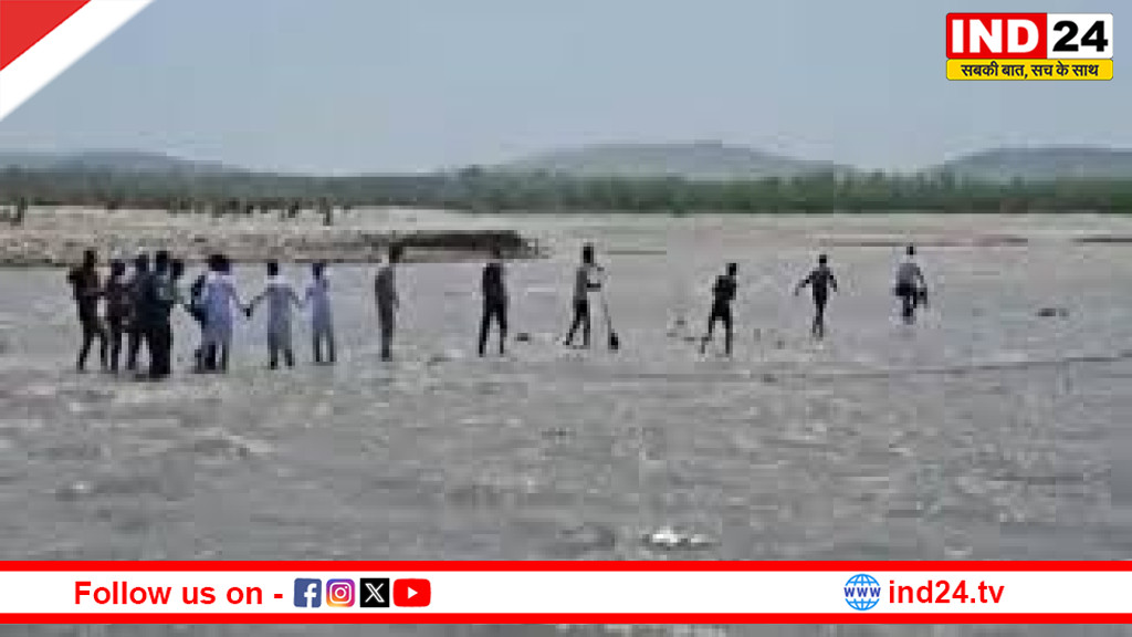 सप्तऋषि क्षेत्र में गंगा का जलस्तर बढ़ने से टापू पर फंसे 21 श्रद्धालु, पुलिस ने सुरक्षित किया रेस्क्यू