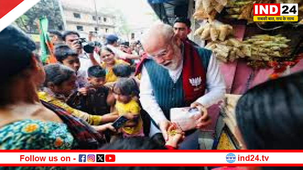 पश्चिम बंगाल : प्रोटोकॉल छोड़ जनता के बीच पहुंचे PM मोदी, लिया झालमुड़ी का स्वाद