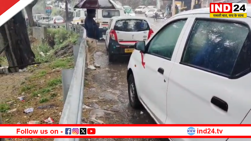 बारिश में कीचड़ और जलभराव से जूझता बाराकोट टैक्सी स्टैंड, चालकों ने की समाधान की मांग