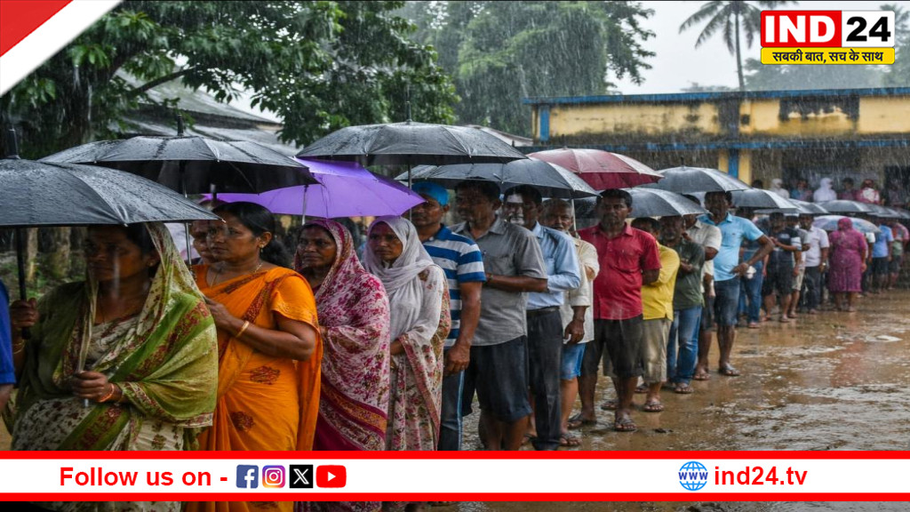 बारिश भी नहीं रोक पाई लोकतंत्र का जोश: छाता लेकर घंटों लाइन में डटे वोटर