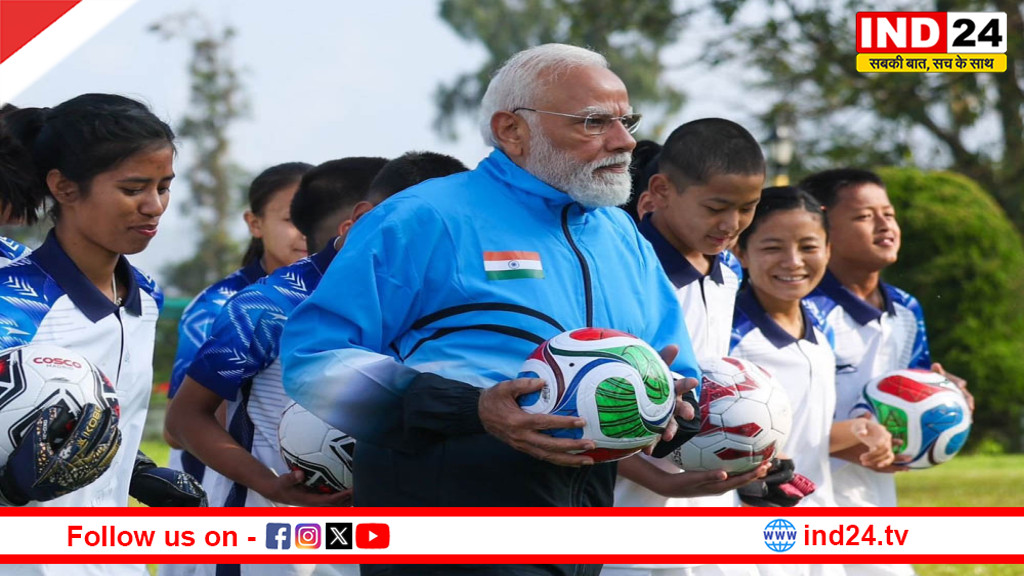 सिक्किम में बच्चों संग फुटबॉल खेलते नजर आए पीएम नरेंद्र मोदी , बोले- ऊर्जा से भर गया मन