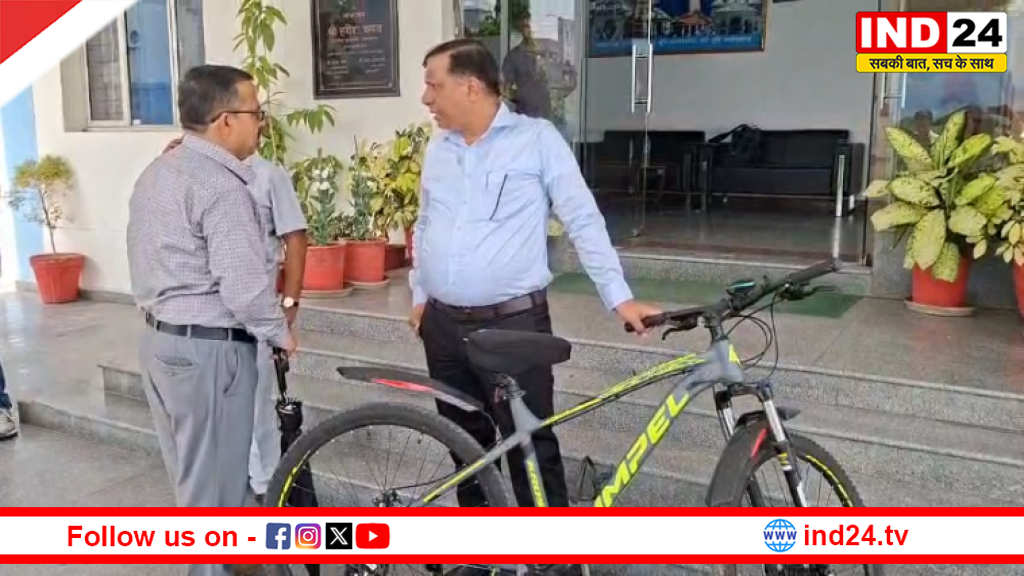 ऊर्जा बचत की मुहिम का असर: देहरादून में दूसरे शनिवार भी साइकिल से पहुंचे सूचना महानिदेशक