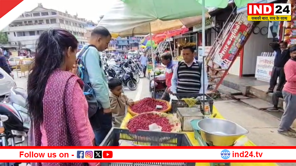 लोहाघाट बाजार में पहुंचा सीजन का पहला काफल, ₹200 किलो बिका, महिलाओं को मिला रोजगार
