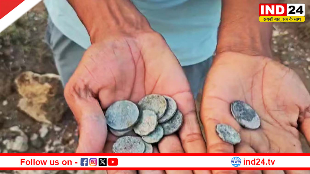 बेतवा के खंडहरों में मिला ‘इतिहास का खजाना’! युवकों के हाथ लगे 300 साल पुराने दुर्लभ सिक्के, इलाके में मचा हड़कंप