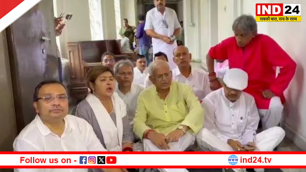  बंगाल विधानसभा के फर्श पर बैठकर TMC विधायकों का प्रदर्शन: नेता प्रतिपक्ष के कमरे को लेकर बढ़ा विवाद, शोभनदेव चट्टोपाध्याय की खुली चेतावनी