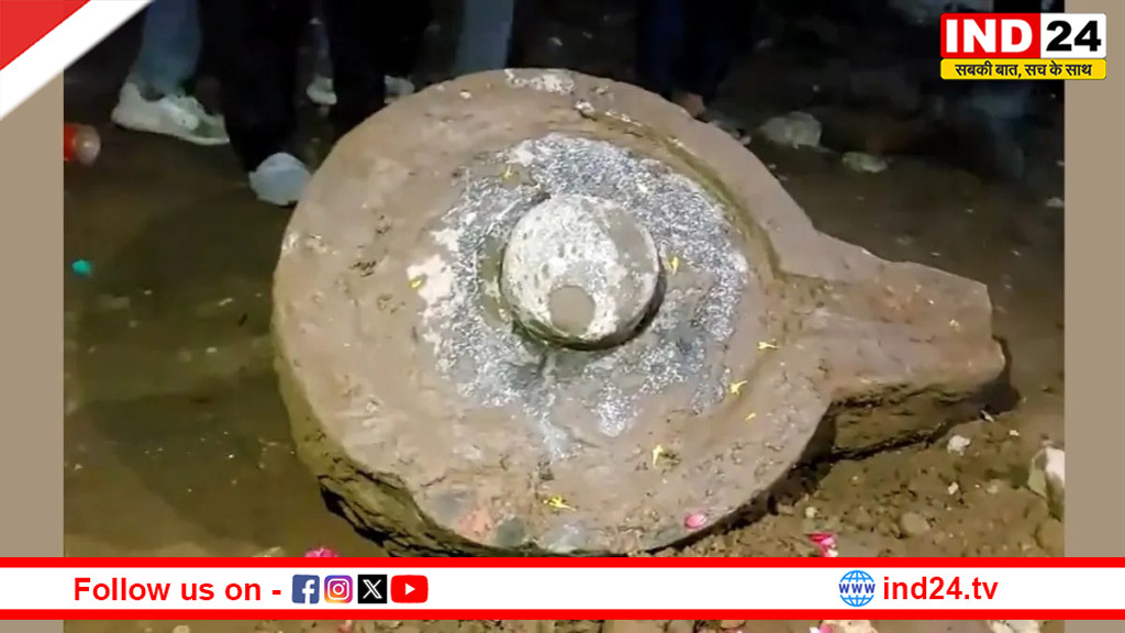  महाकालेश्वर मंदिर परिसर में खुदाई के दौरान मिला विशाल शिवलिंग