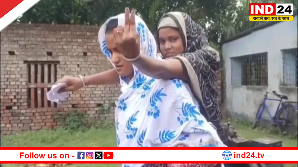 मोगराहाट पुनर्मतदान में गुस्सा फूटा, भतीजी के कंधे पर बैठकर वोट देने पहुंचीं आयशा खातून बोलीं– “ये सिर्फ़ उत्पीड़न है”