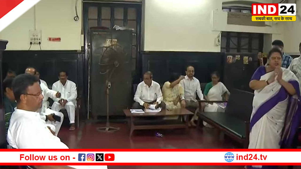 कोलकाता नगर निगम में अभूतपूर्व संकट: सदन के दरवाजे पर लटका ताला! मेयर फिरहाद और चेयरपर्सन माला रॉय ने बाहर बैठ कर चलाई सभा