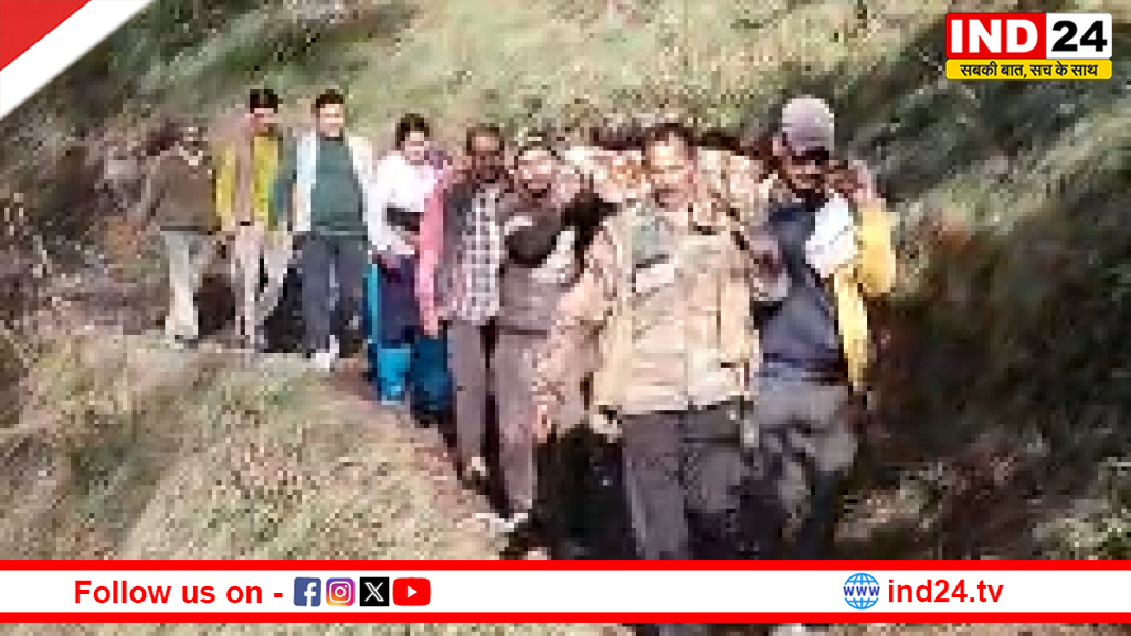 सड़क नहीं स्टेचर बना सहारा: उत्तराखंड के पिनाऊ गांव में बीमार बुजुर्ग को कंधों पर ढोकर पहुंचाया अस्पताल
