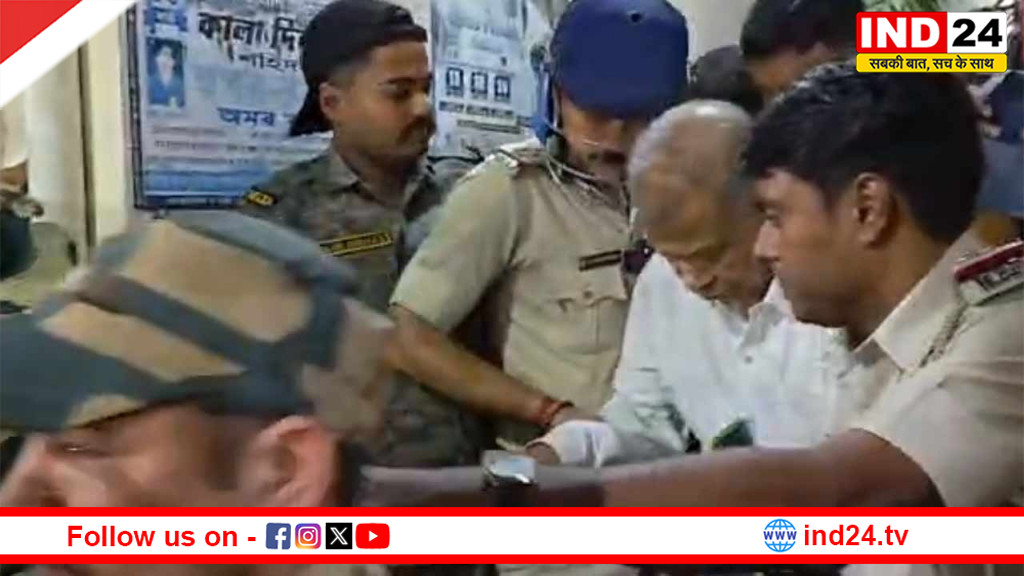 बंगाल में सरकारी राहत सामग्री की चोरी आधी रात को TMC नेता और पुरसभा चेयरमैन बिमान कृष्ण साहा गिरफ्तार; भड़की जनता ने मारे जूते, लगे 'चोर-चोर' के नारे