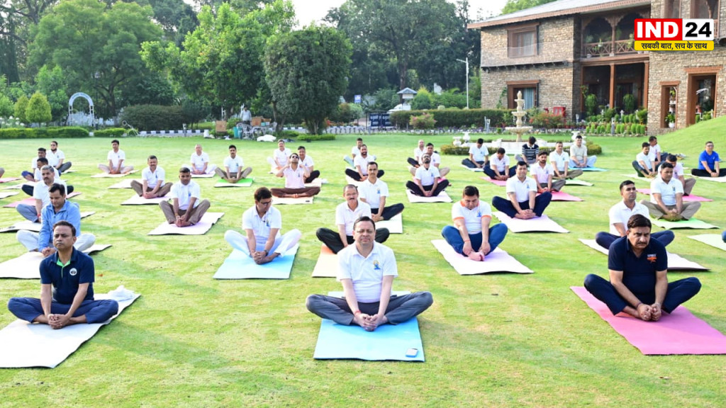 सीएम धामी ने योग दिवस से पहले अधिकारियों संग किया योग अभ्यास
