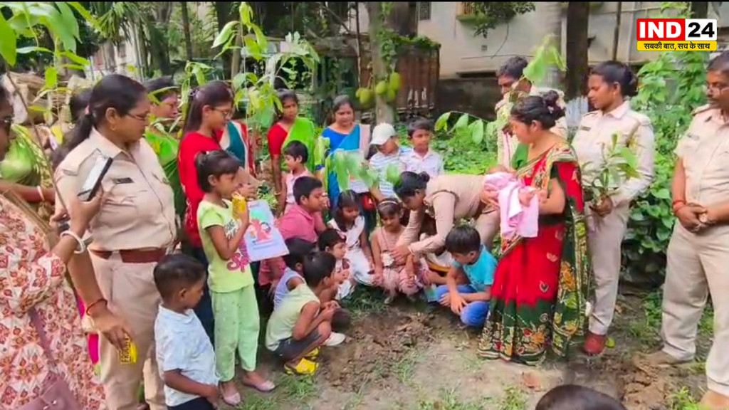 मालदा में विश्व पर्यावरण दिवस पर मां के नाम एक पेड़ अभियान के तहत बच्चों और माताओं ने किया वृक्षारोपण