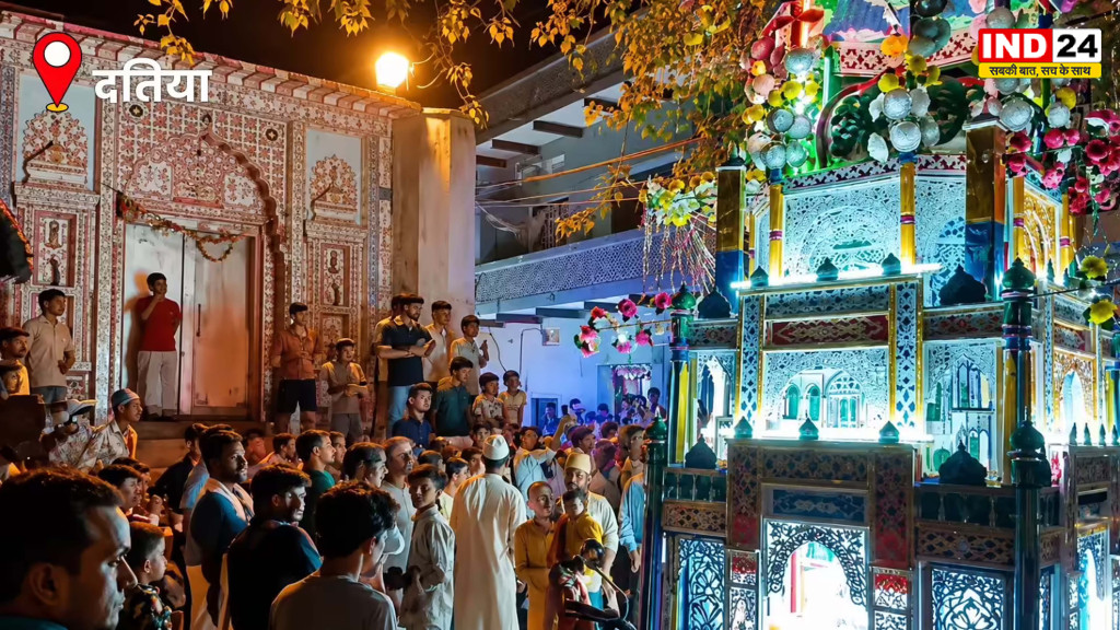 दो सदियों से कायम भाईचारे की मिसाल: दतिया में मोहर्रम के 37 ताजियों ने कृष्ण मंदिर के सामने दी सलामी, पुजारियों ने मालाओं से किया स्वागत