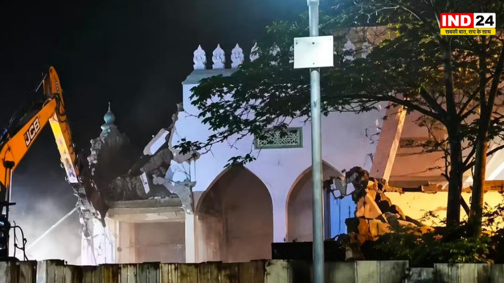 वाराणसी में रेलवे भूमि पर बनी मस्जिद और मजार ध्वस्त, कोर्ट के आदेश के बाद रातभर चली कार्रवाई