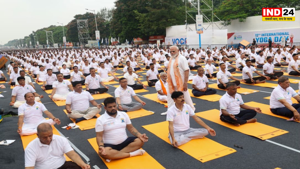 योग गुरु की भूमिका में दिखे पीएम मोदी, कोलकाता के रेड रोड पर हजारों लोगों संग किया योगाभ्यास