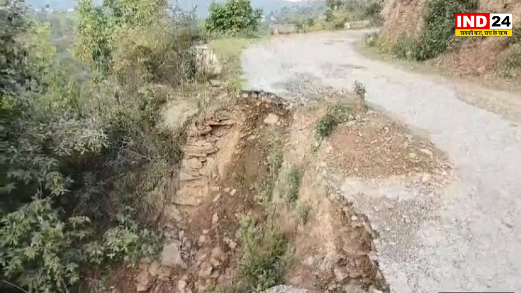चोमेल मऊ सड़क की बदहाल हालत: गड्ढों और टूटी सुरक्षा दीवारों से हादसों का खतरा, ग्रामीणों में आक्रोश