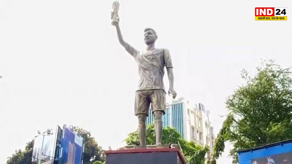 70 फीट ऊंची मेसी की प्रतिमा पर चला प्रशासन का बुलडोजर, सुरक्षा खतरे के चलते लेकटाउन से हटाने की कार्रवाई शुरू