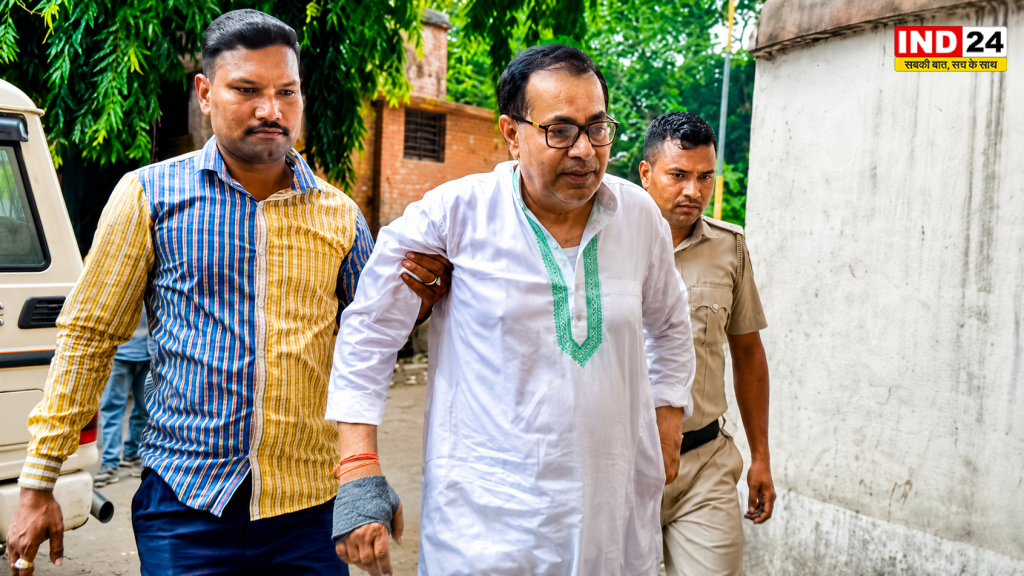  बंगाल में 'अंडा थेरेपी' का एक और शिकार: राहत सामग्री तस्करी मामले में पूर्व मंत्री उज्ज्वल विश्वास गिरफ्तार, कोर्ट ने 6 दिनों की पुलिस कस्टडी में भेजा