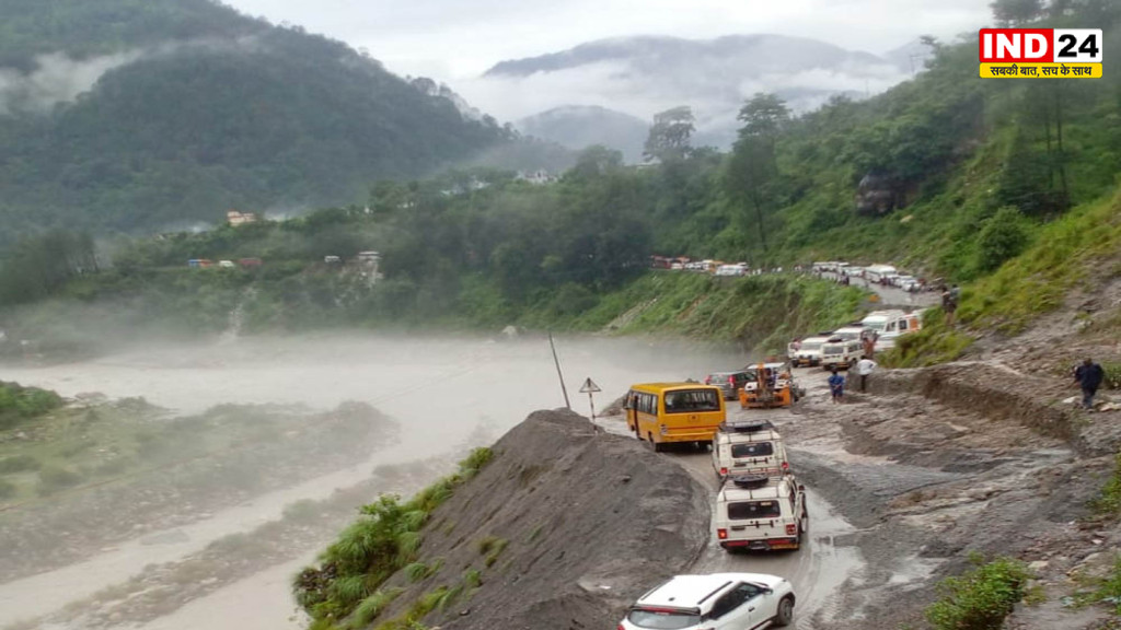 Uttarakhand Rain: भारी बारिश से जनजीवन अस्त-व्यस्त, बद्रीनाथ हाईवे बंद, अलकनंदा उफान पर, स्कूलों में छुट्टी