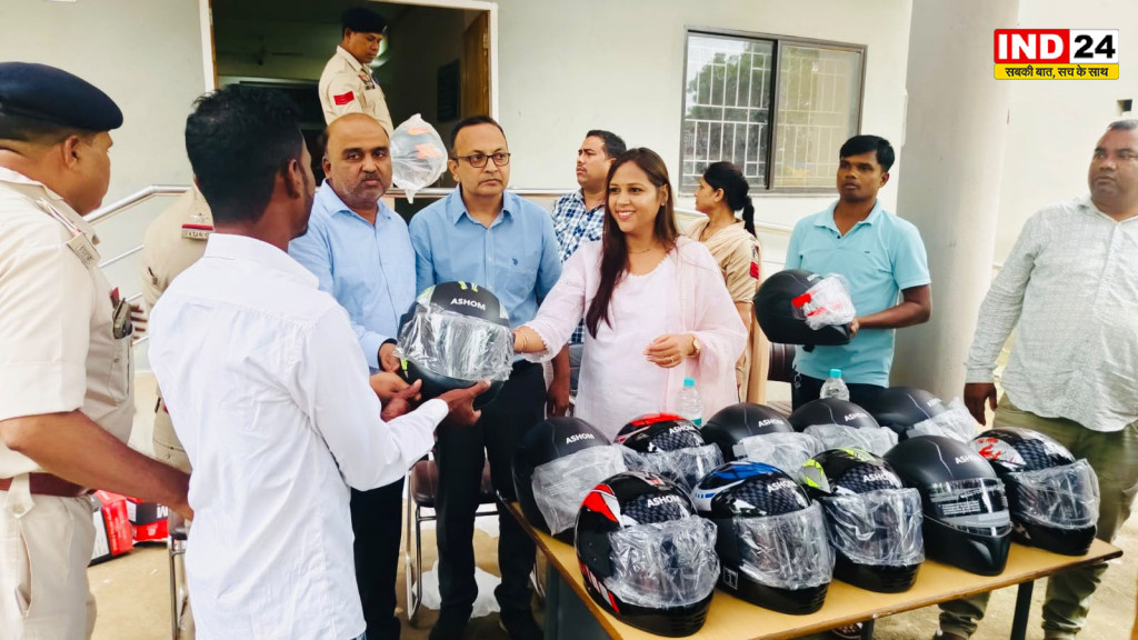 Mahasamund News: सड़क सुरक्षा को लेकर महासमुंद पुलिस की अनोखी पहल, 100 लोगों को बांटे मुफ्त हेलमेट