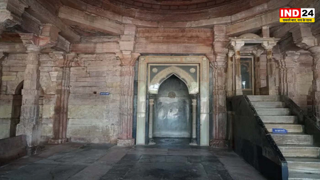भोजशाला विवाद में सुप्रीम कोर्ट का बड़ा निर्देश: नमाज़ के लिए परिसर से सटी जमीन उपलब्ध कराए MP सरकार, धार्मिक अधिकारों की रक्षा भी राज्य की जिम्मेदारी