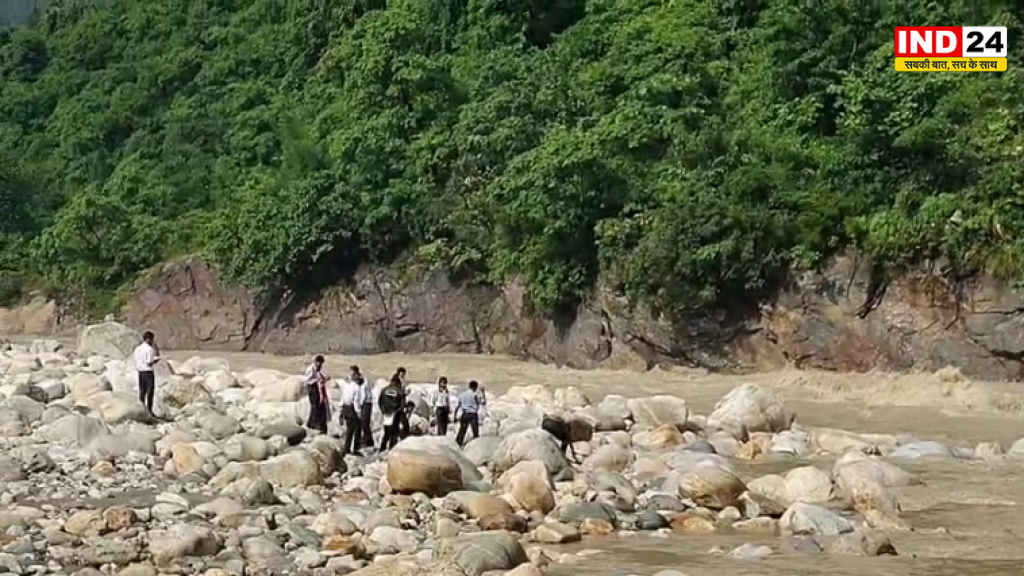 खतरे के बीच पाठशाला! उत्तरकाशी में भागीरथी नदी किनारे बच्चों को पढ़ाने पहुंचे शिक्षक