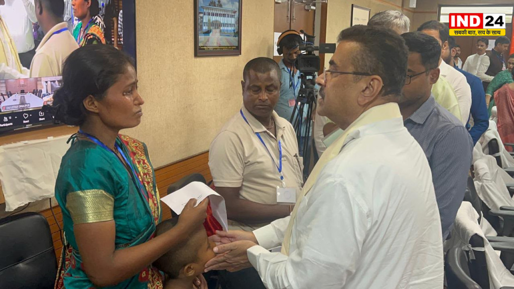 मयनागुड़ी बस हादसे के पीड़ित परिवारों को उत्तरकन्या में मुख्यमंत्री सुवेंदु अधिकारी ने सौंपे मुआवजे के चेक