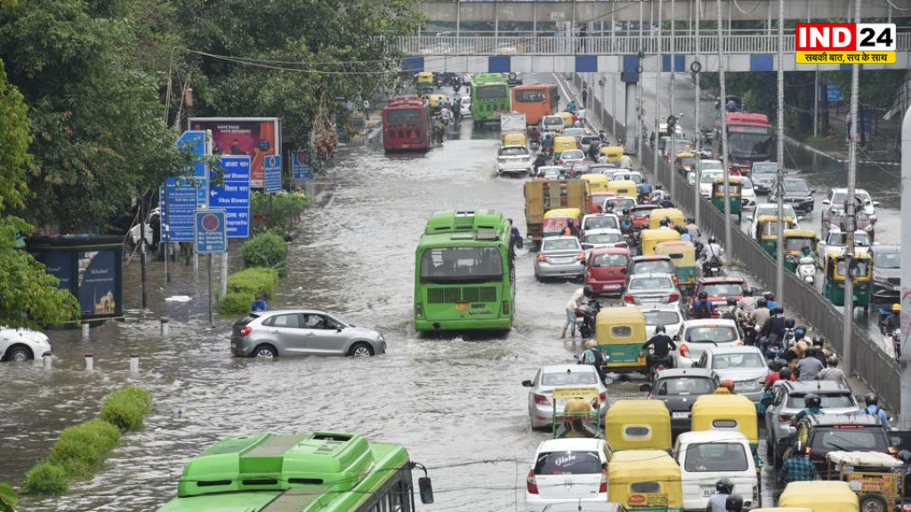 देशभर में मानसून का कहर: उत्तराखंड में लैंडस्लाइड से 1000 यात्री फंसे, यूपी में 10 मौतें, राजस्थान में 6 ट्रेनें रद्द