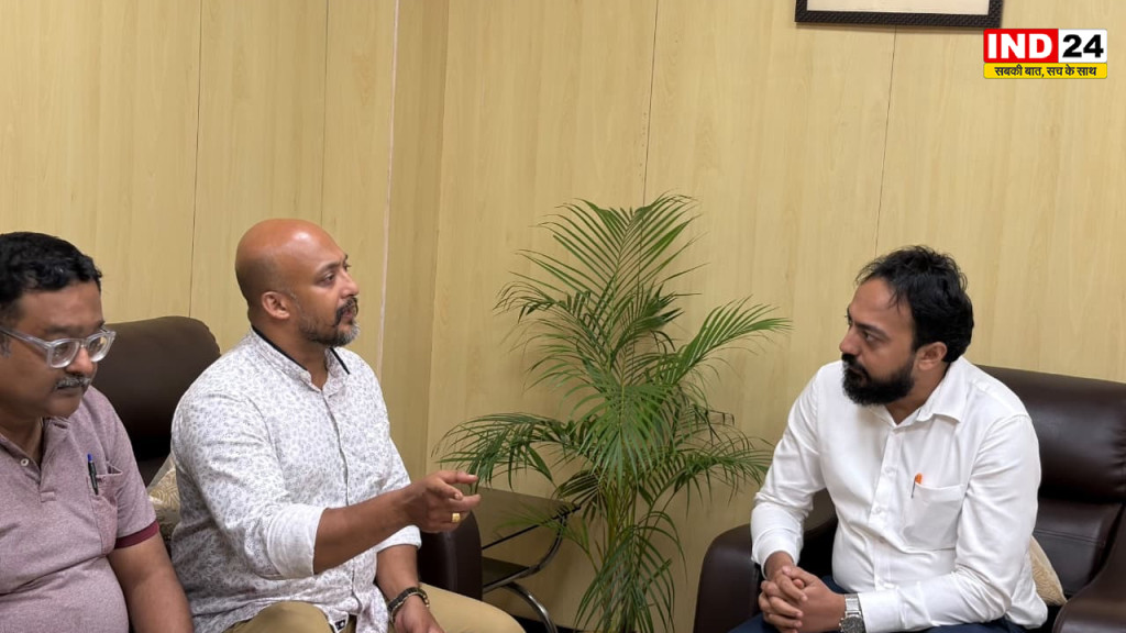 लापता  दमयंती सेन के परिवार से मिले मंत्री इंद्रनील खान, हरसंभव मदद का दिया भरोसा