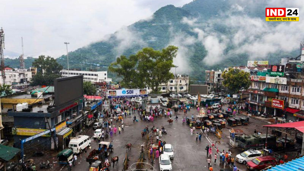 भारी बारिश से तीसरे दिन भी बंद रही माता वैष्णो देवी यात्रा, कटरा में रोके गए श्रद्धालु
