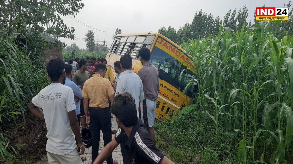 लक्सर के दुर्गापुर में हादसा, जर्जर सड़क के कारण गड्ढे में फंसी स्कूल बस