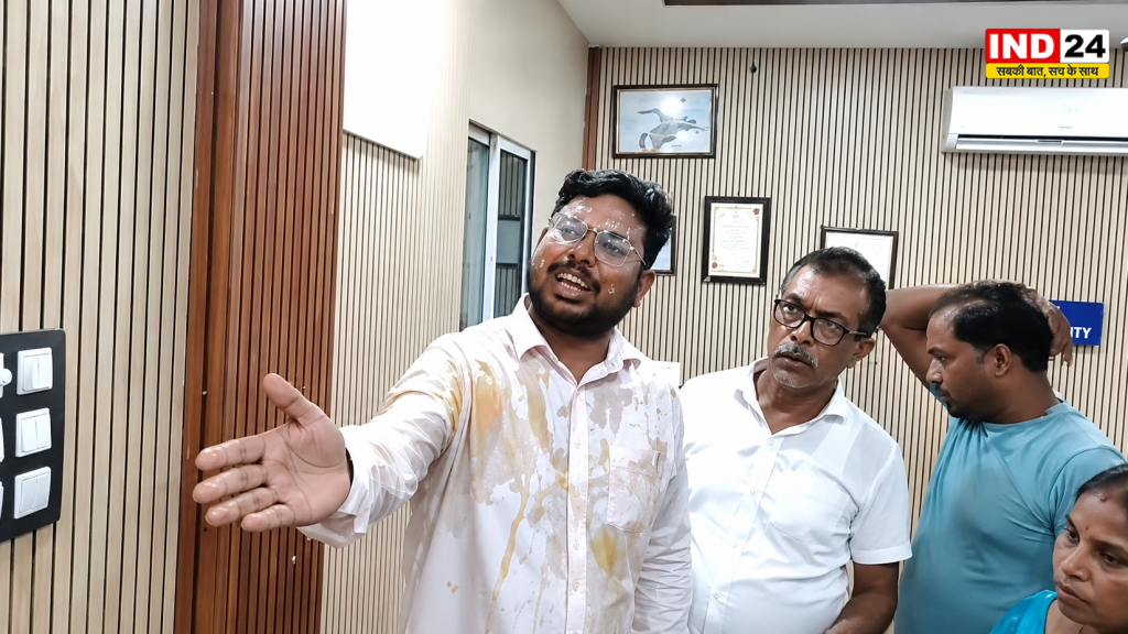 अन्नपूर्णा भंडार की राशि नहीं मिलने पर महिलाओं ने मेखलीगंज नगर पालिका के चेयरमैन पर फेंके अंडे