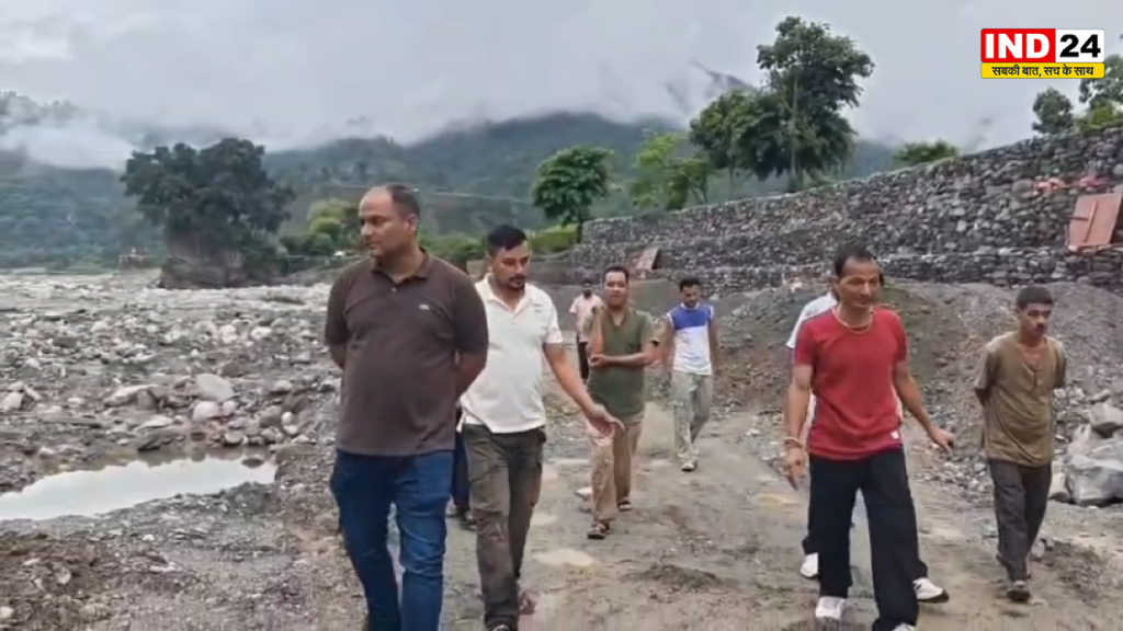 बेलखेत झूला पुल और बाढ़ सुरक्षा दीवार का जिलाधिकारी ने किया निरीक्षण, कार्यों में तेजी के निर्देश