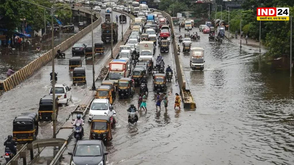 रेड अलर्ट के बीच बारिश से थमी मुंबई की रफ्तार, स्कूल बंद; उड़ानें और लोकल ट्रेनें प्रभावित