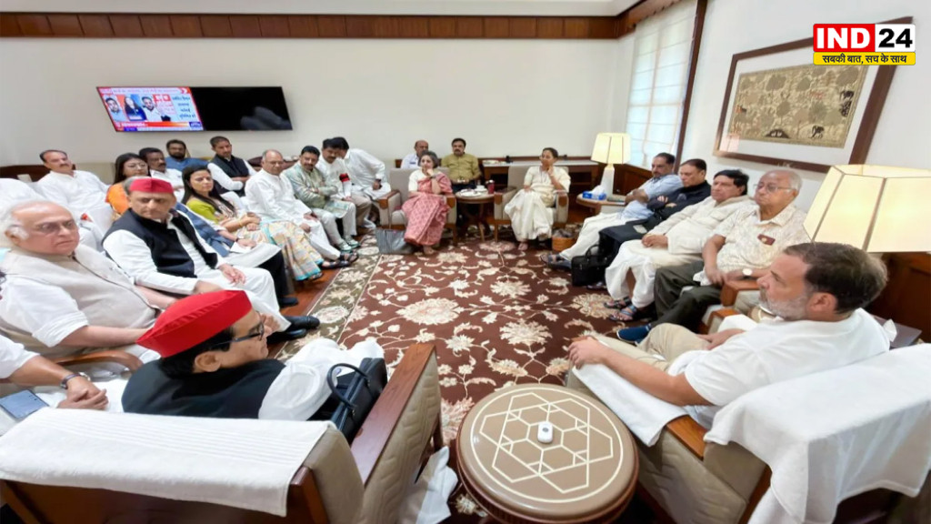 INDIA Block Meeting: राहुल गांधी के आवास पर विपक्ष की रणनीति बैठक खत्म, राजघाट के लिए निकले विपक्षी सांसद