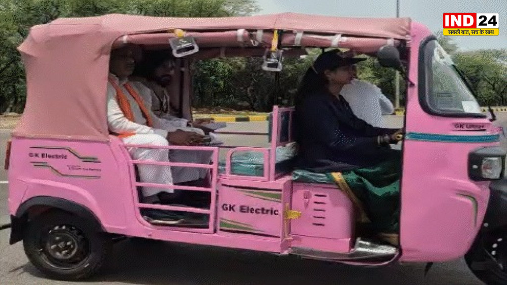 छत्तीसगढ़ विधानसभा  मानसून सत्र : मंत्री गुरु खुशवंत साहेब पिंक ई-रिक्शा से पहुंचे विधानसभा, महिला सशक्तिकरण का दिया संदेश