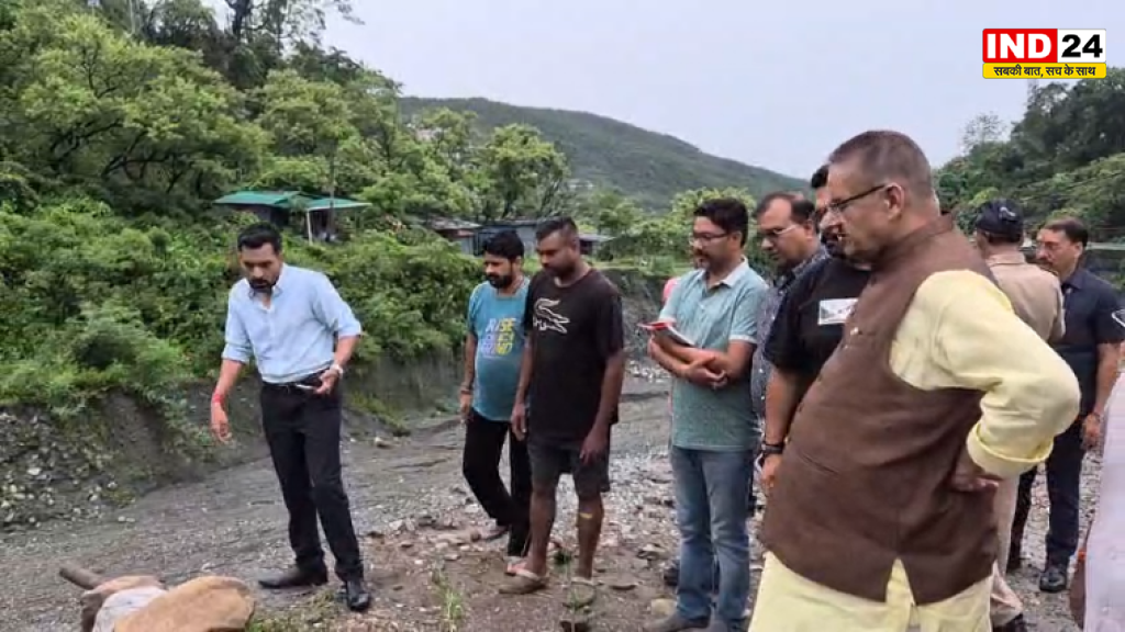 भूस्खलन से खाला गांव का मुख्य मार्ग टूटा, मंत्री गणेश जोशी ने किया निरीक्षण